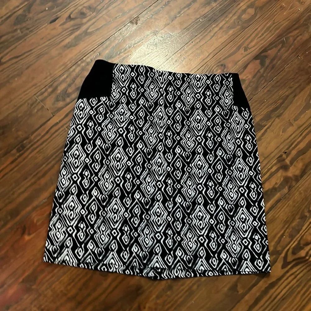 Chicos skirt. Stretch material. Zip up back. Size 1.5 (Chico’s sizing)